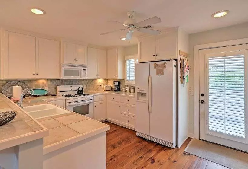 Bright St. Simons Island Escape: Walk To The Beach