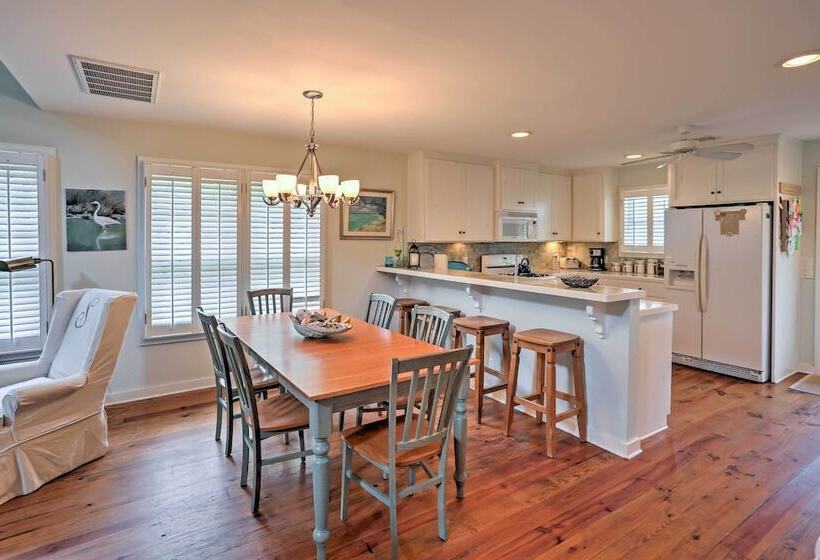 Bright St. Simons Island Escape: Walk To The Beach