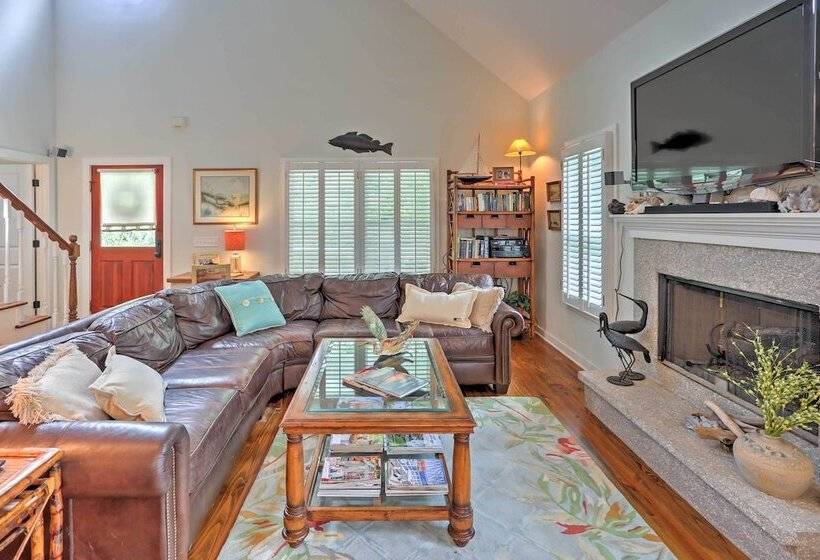 Bright St. Simons Island Escape: Walk To The Beach