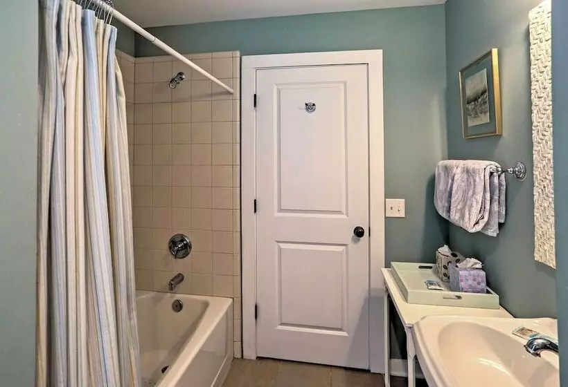 Bright St. Simons Island Escape: Walk To The Beach