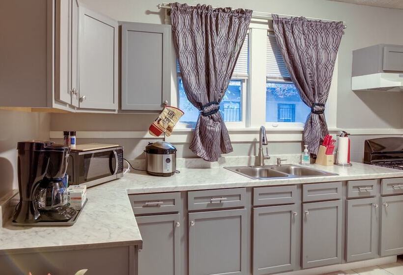 Charming Home: 2 Mi To Downtown Memphis & Zoo