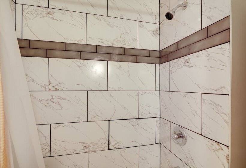 Charming Home: 2 Mi To Downtown Memphis & Zoo