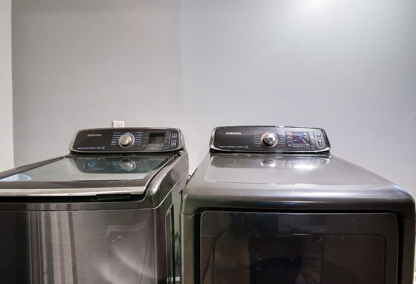 Charming Home: 2 Mi To Downtown Memphis & Zoo