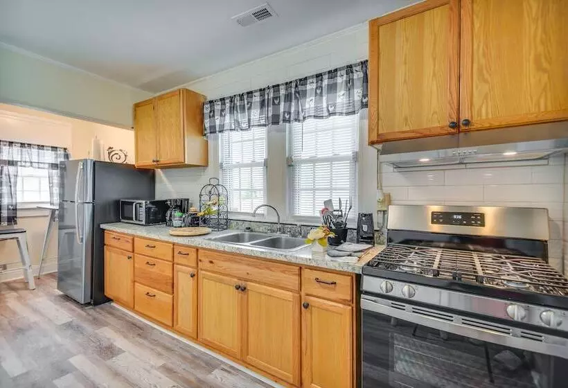 Charming Newport News Cottage < 1 Mi To Ocean!