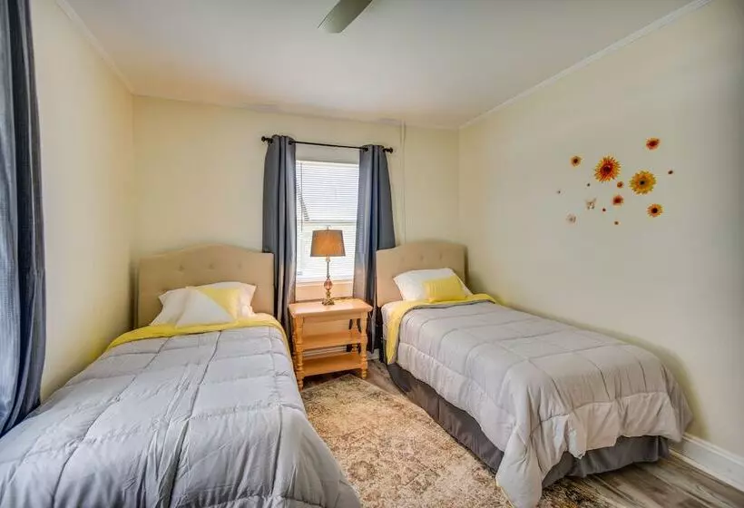 Charming Newport News Cottage < 1 Mi To Ocean!