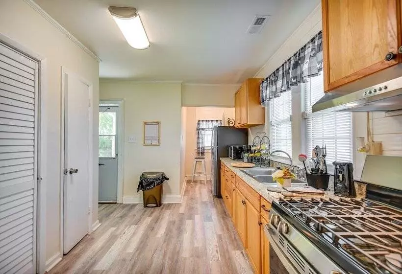 Charming Newport News Cottage < 1 Mi To Ocean!