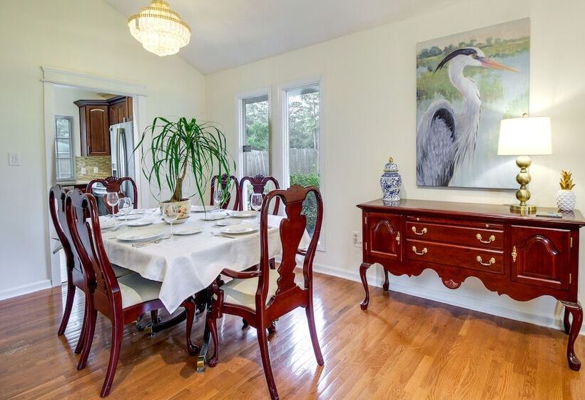 Chic Georgia Abode W/ Lounge Living: Near Beaches!