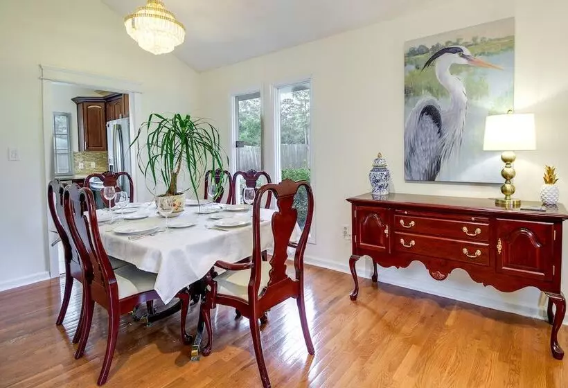 Chic Georgia Abode W/ Lounge Living: Near Beaches!