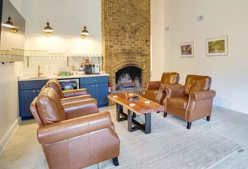 Chic Georgia Abode W/ Lounge Living: Near Beaches!