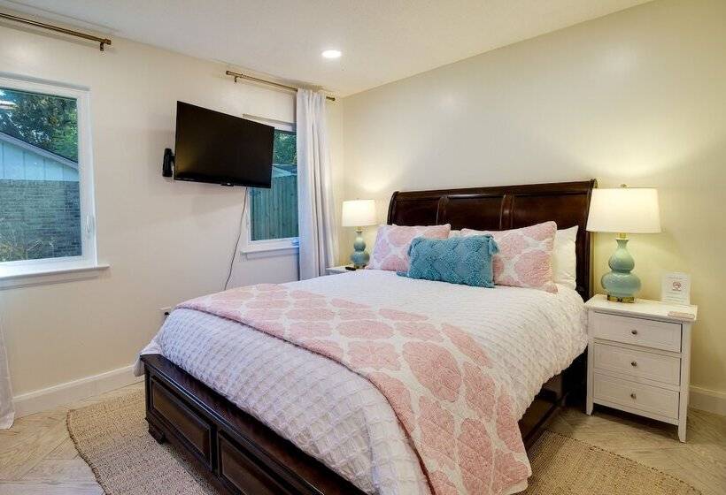 Chic Georgia Abode W/ Lounge Living: Near Beaches!