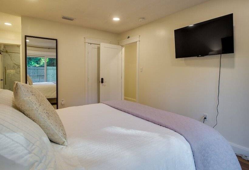 Chic Georgia Abode W/ Lounge Living: Near Beaches!