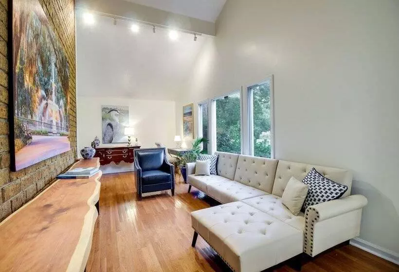 Chic Georgia Abode W/ Lounge Living: Near Beaches!