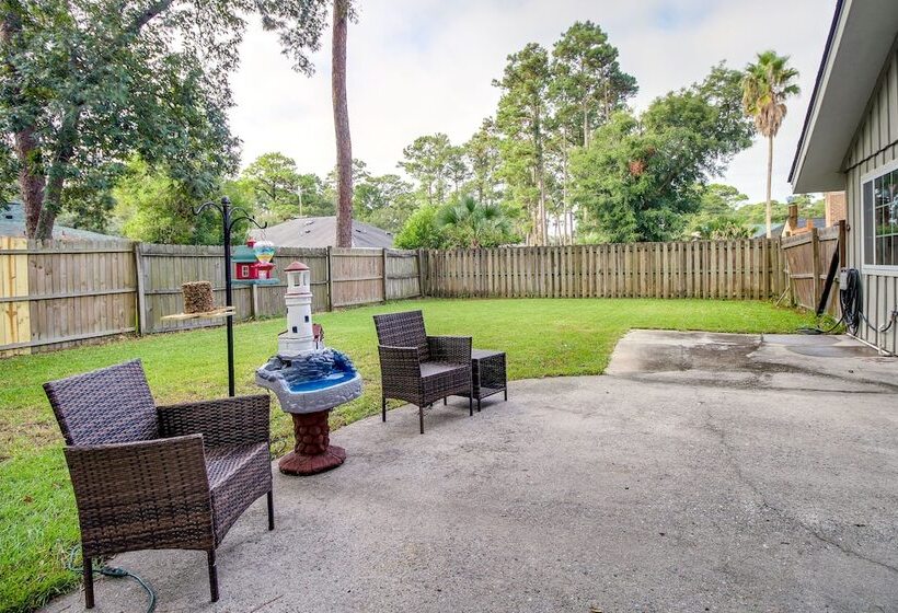 Chic Georgia Abode W/ Lounge Living: Near Beaches!