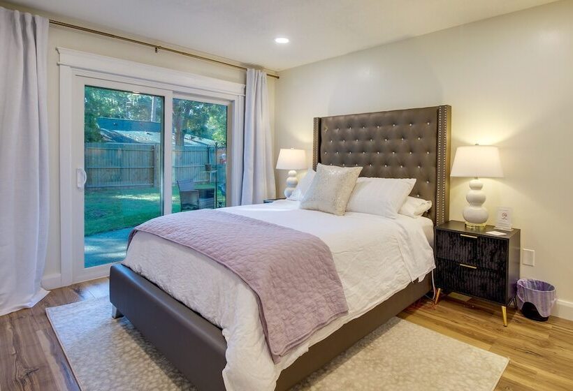 Chic Georgia Abode W/ Lounge Living: Near Beaches!