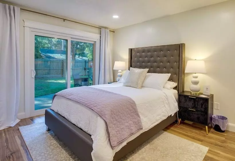 Chic Georgia Abode W/ Lounge Living: Near Beaches!