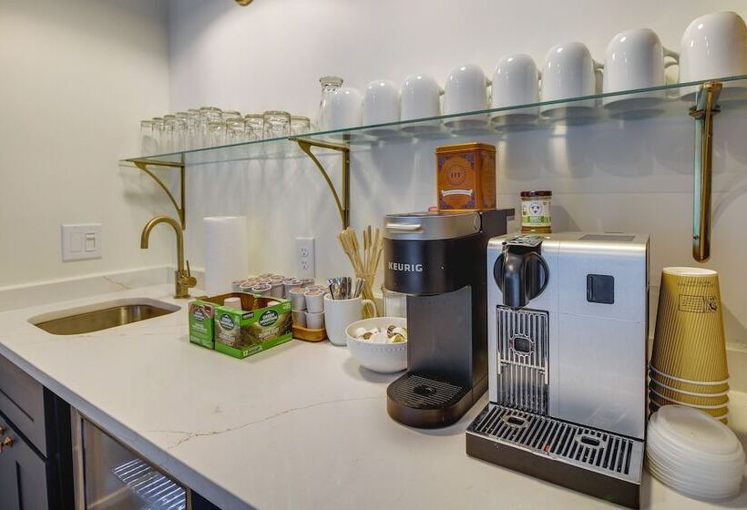 Chic Georgia Abode W/ Lounge Living: Near Beaches!