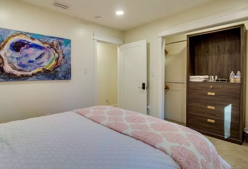 Chic Georgia Abode W/ Lounge Living: Near Beaches!