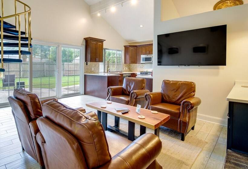 Chic Georgia Abode W/ Lounge Living: Near Beaches!