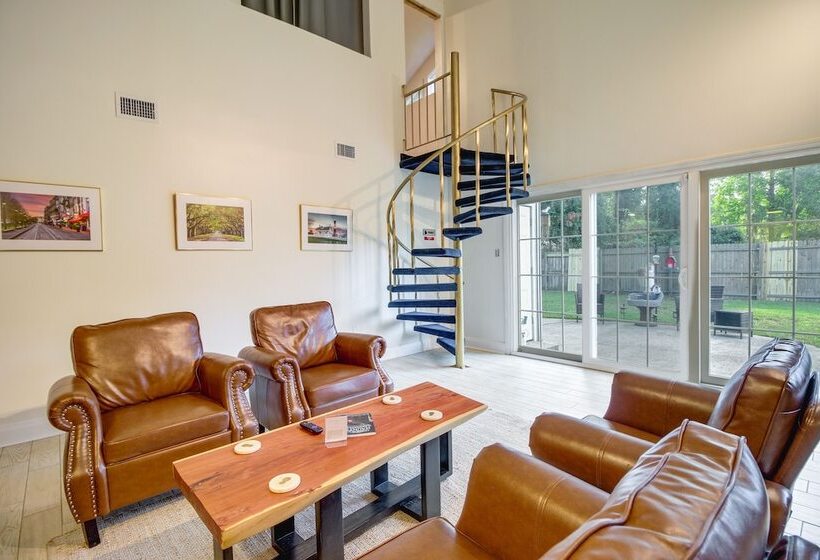 Chic Georgia Abode W/ Lounge Living: Near Beaches!