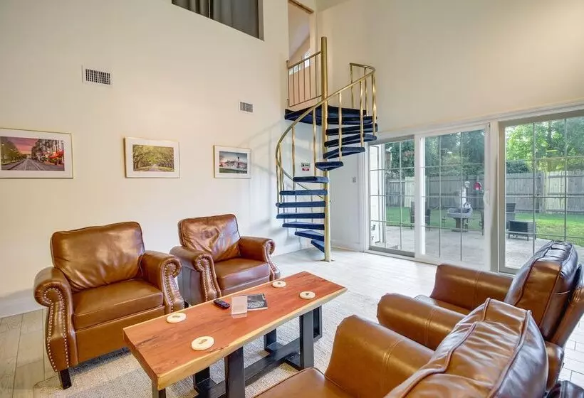 Chic Georgia Abode W/ Lounge Living: Near Beaches!