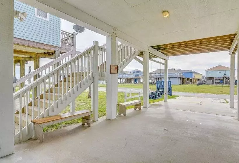 Family Friendly Crystal Beach Home: Steps To Beach