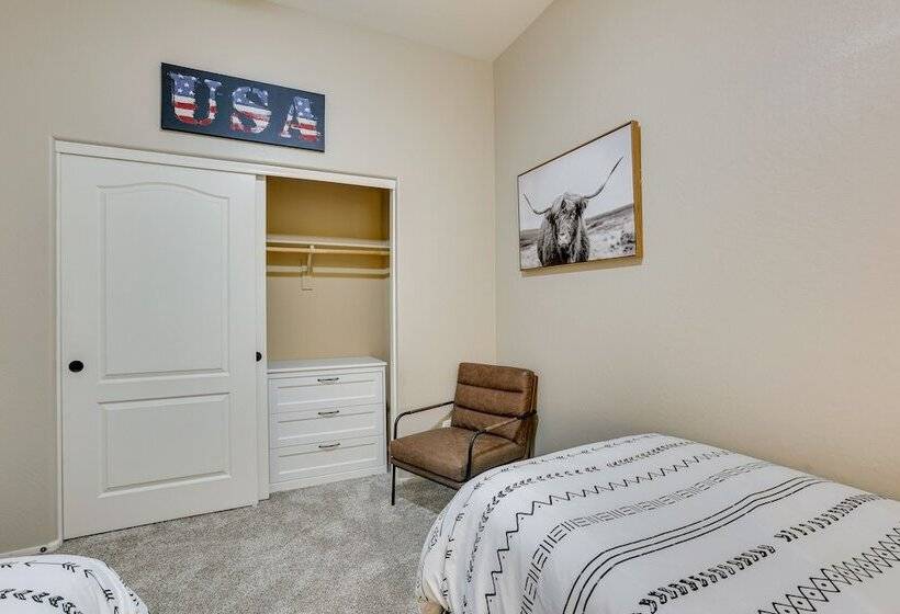 Beautiful Goodyear Home W/ Pool & Gas Grill!