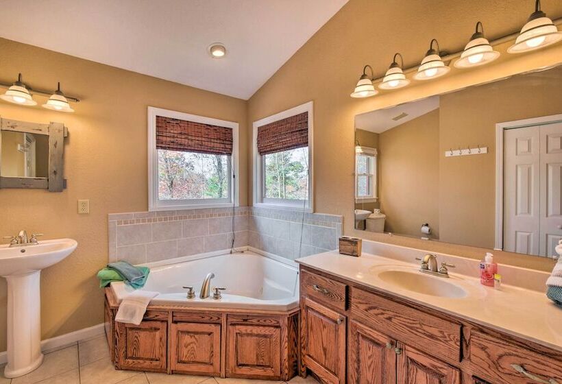 Gorgeous Ellijay Retreat W/ Private Hot Tub!