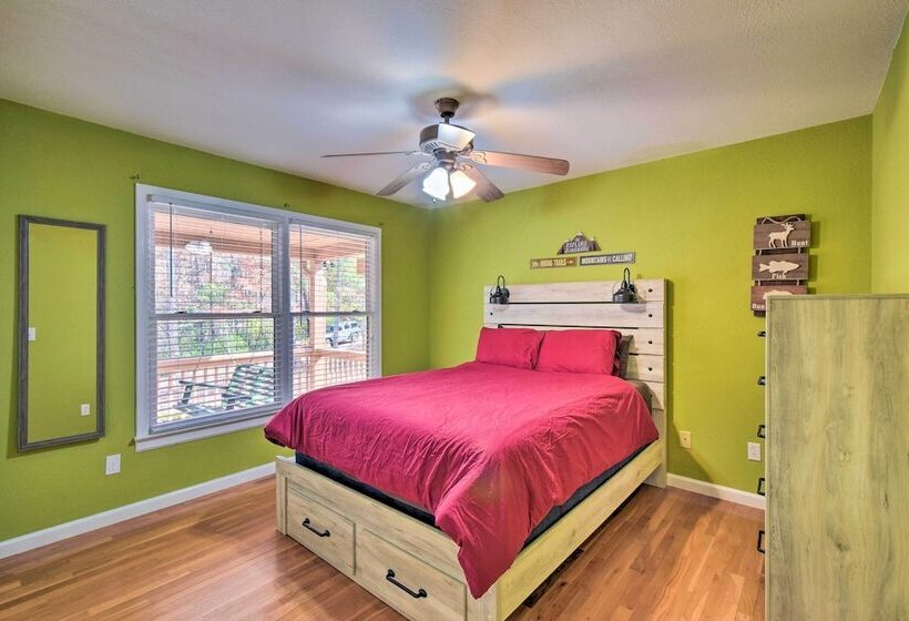 Gorgeous Ellijay Retreat W/ Private Hot Tub!