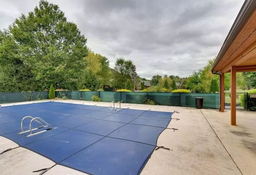 Hiawassee Riverfront Cabin: 7 Mi To Lake Chatuge!