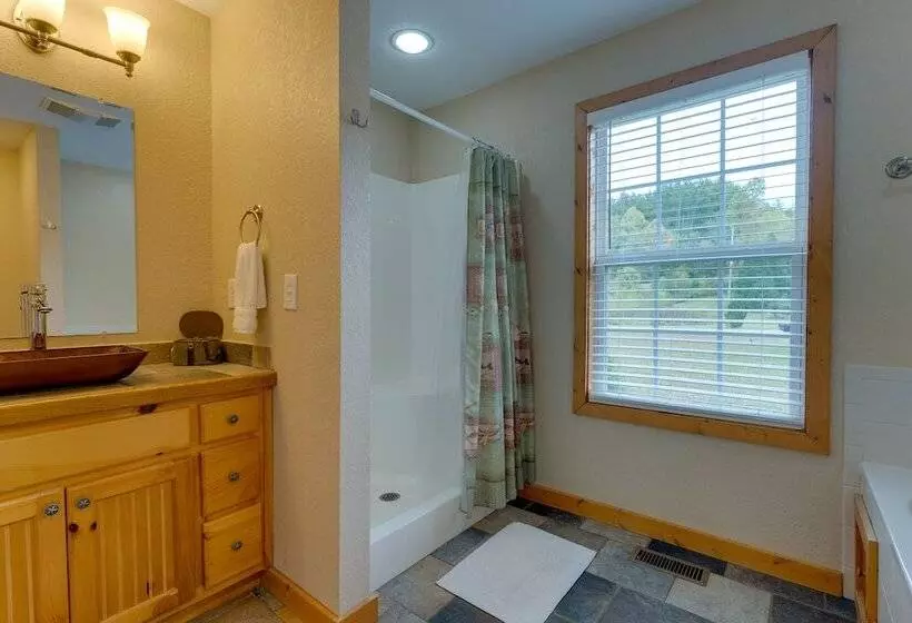 Hiawassee Riverfront Cabin: 7 Mi To Lake Chatuge!