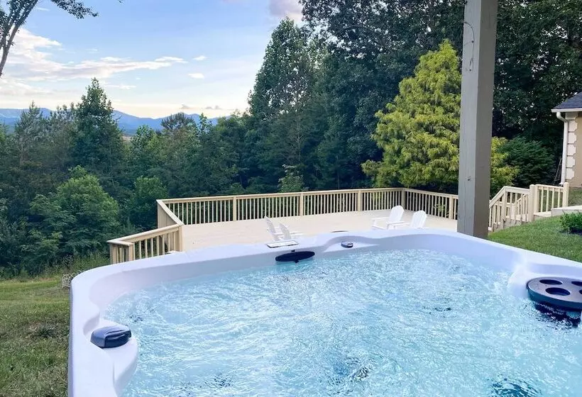 Huge Blairsville Cabin: Game Room + Mtn View!