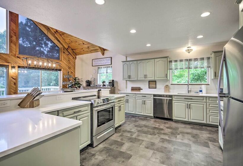 Huge Blairsville Cabin: Game Room + Mtn View!