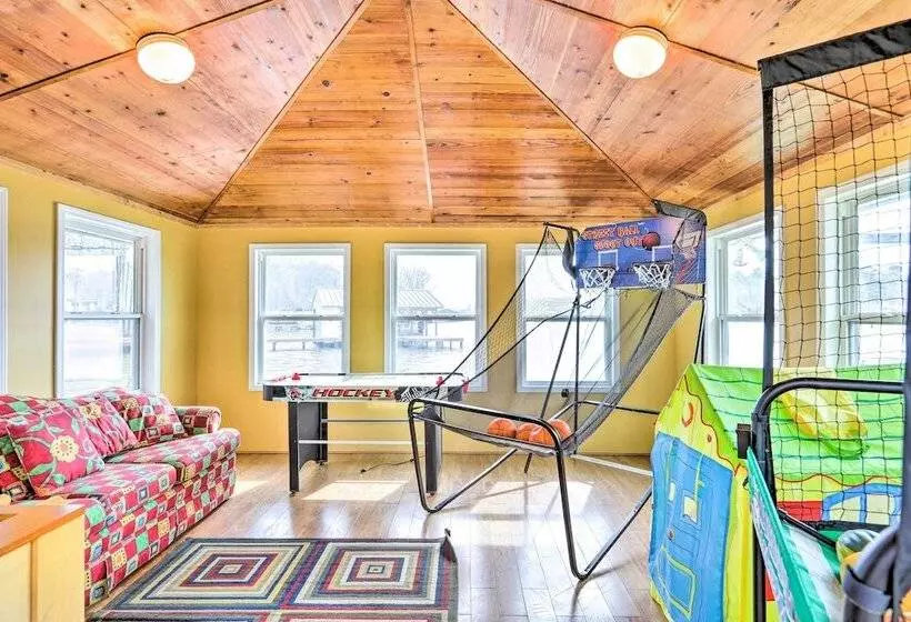 Lakefront Retreat With Private Docks & Gazebo!