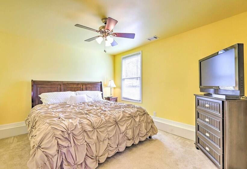 Lakefront Retreat With Private Docks & Gazebo!