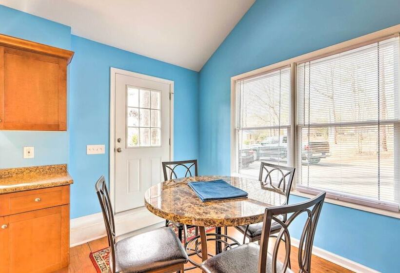 Lakefront Retreat With Private Docks & Gazebo!