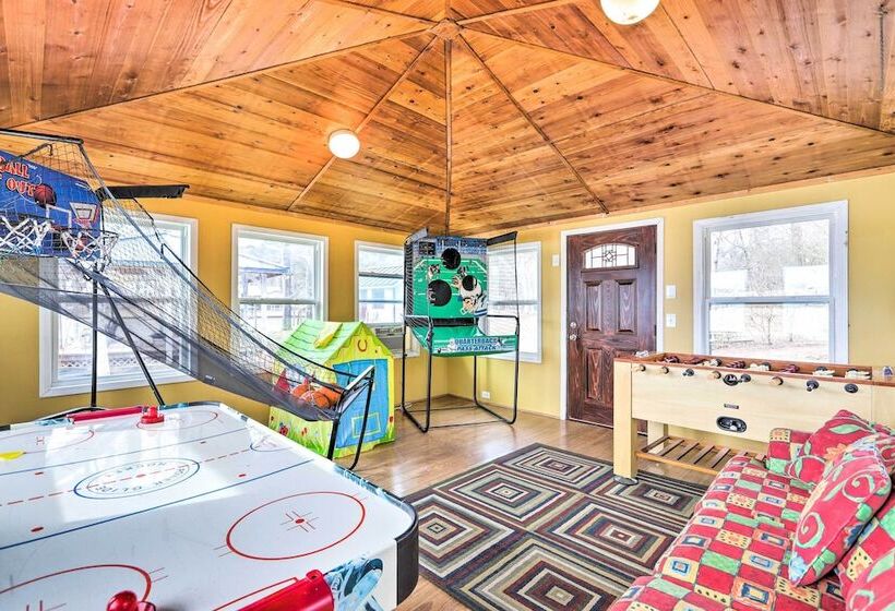 Lakefront Retreat With Private Docks & Gazebo!