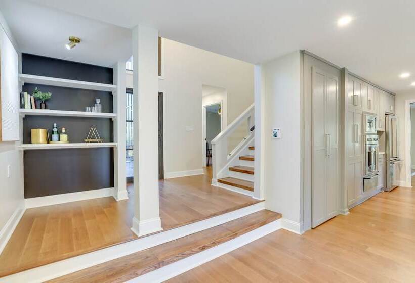 Mid Century Modern Luxe Retreat W/ Hot Tub & Decks