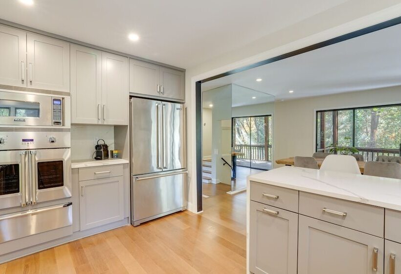 Mid Century Modern Luxe Retreat W/ Hot Tub & Decks