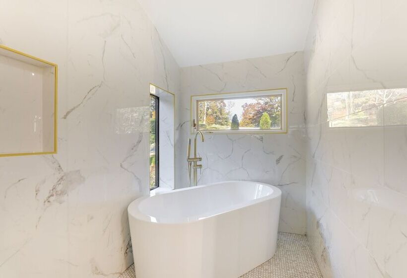 Mid Century Modern Luxe Retreat W/ Hot Tub & Decks