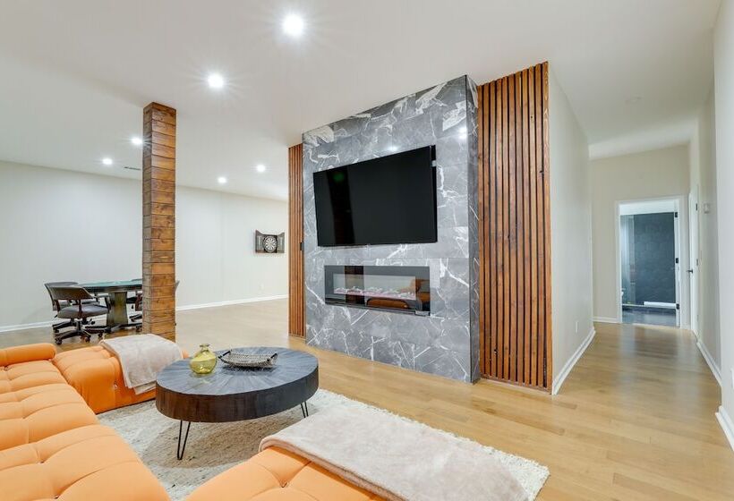 Mid Century Modern Luxe Retreat W/ Hot Tub & Decks