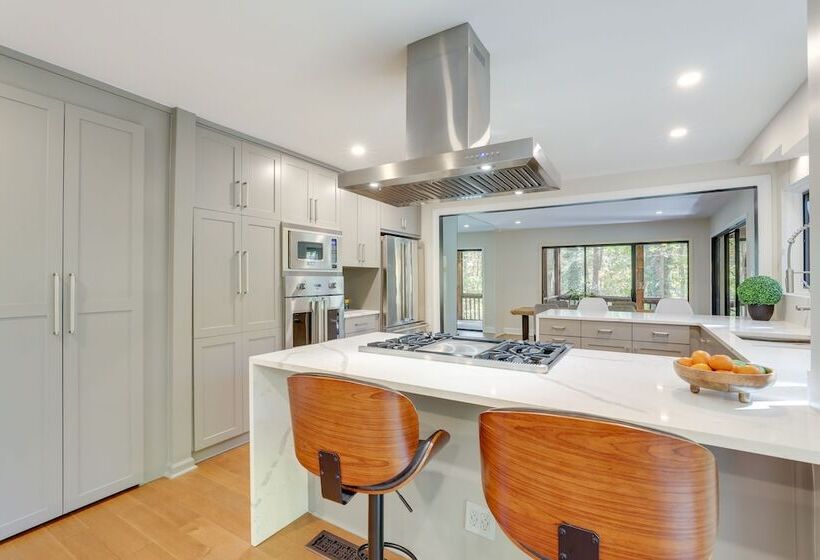 Mid Century Modern Luxe Retreat W/ Hot Tub & Decks