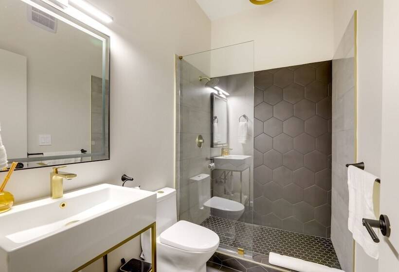 Mid Century Modern Luxe Retreat W/ Hot Tub & Decks