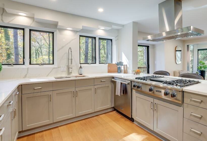 Mid Century Modern Luxe Retreat W/ Hot Tub & Decks