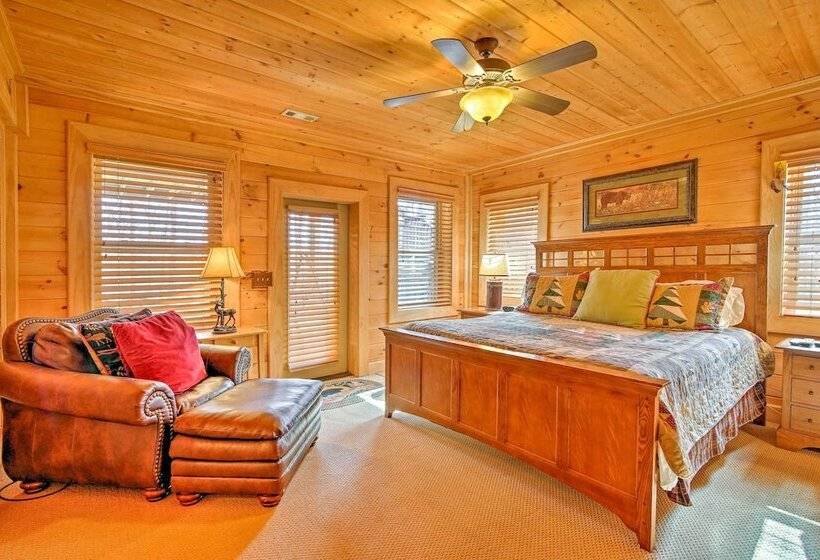 Lake Hartwell Villa W/ Dock, Theater + Hot Tub!