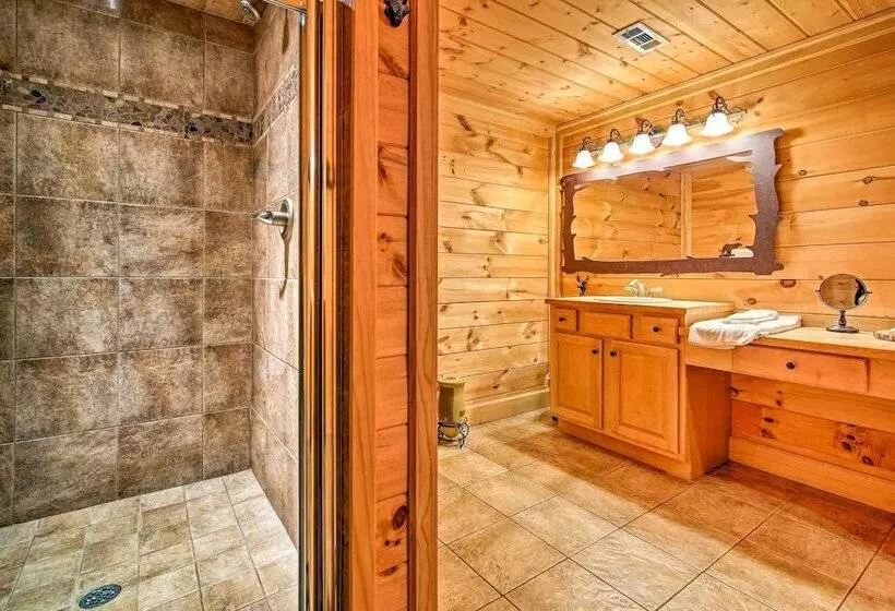 Lake Hartwell Villa W/ Dock, Theater + Hot Tub!