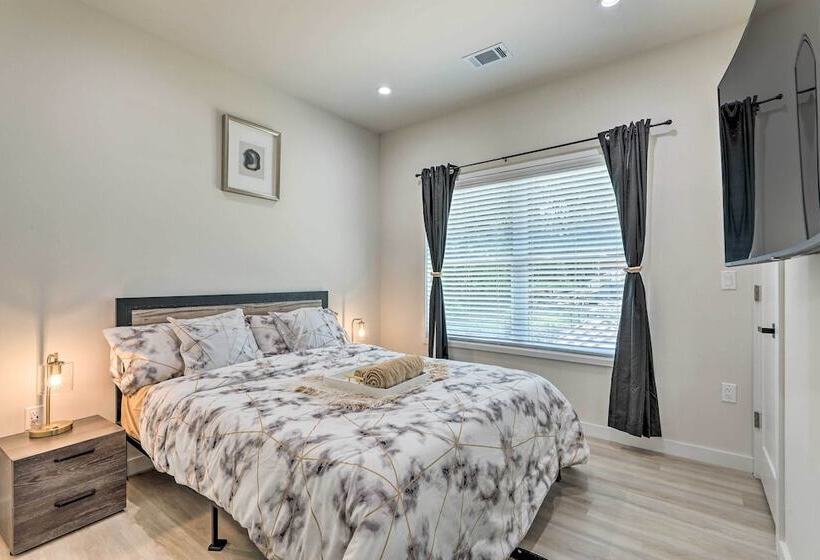 Luxury Smart Home: 2 Miles To Downtown Atlanta!