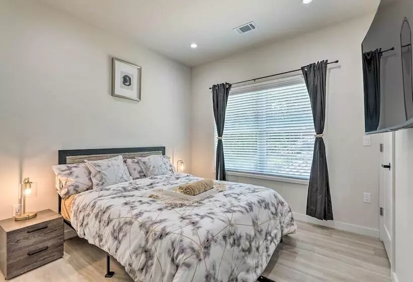 Luxury Smart Home: 2 Miles To Downtown Atlanta!