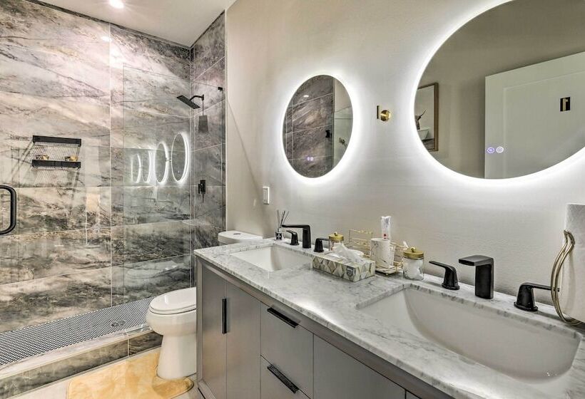 Luxury Smart Home: 2 Miles To Downtown Atlanta!