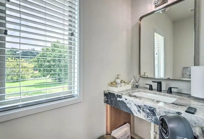 Luxury Smart Home: 2 Miles To Downtown Atlanta!