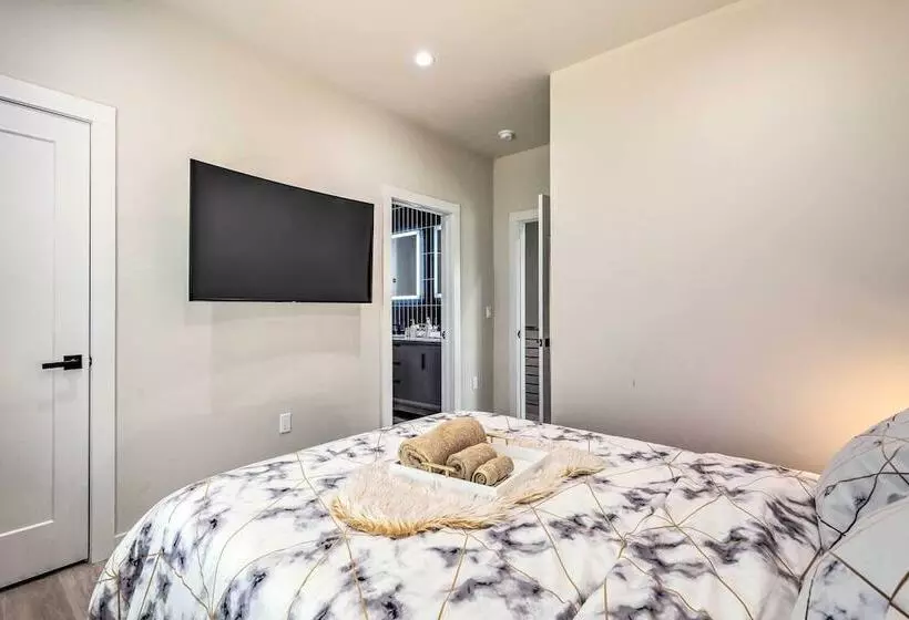 Luxury Smart Home: 2 Miles To Downtown Atlanta!